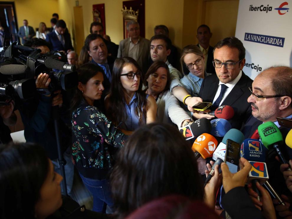 El presidente aragonés, Javier Lambán, antes de impatir una conferencia en Barcelona.