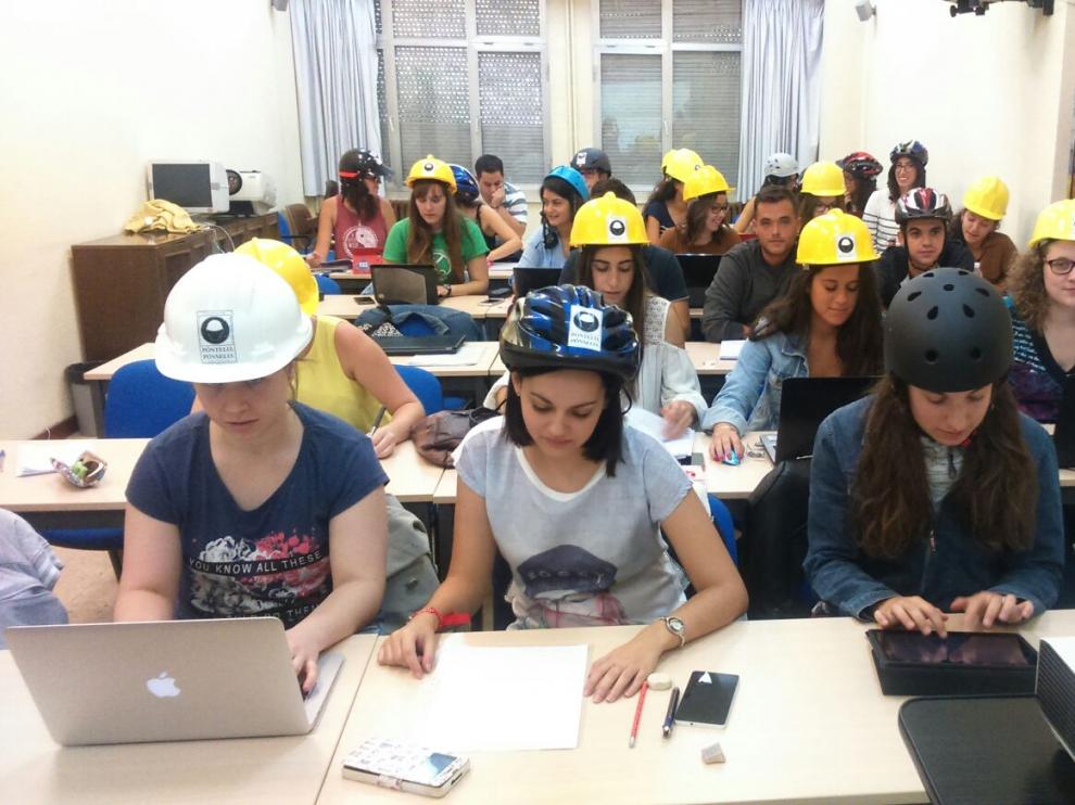 Los alumnos de Filosofía y Letras van con casco a clase