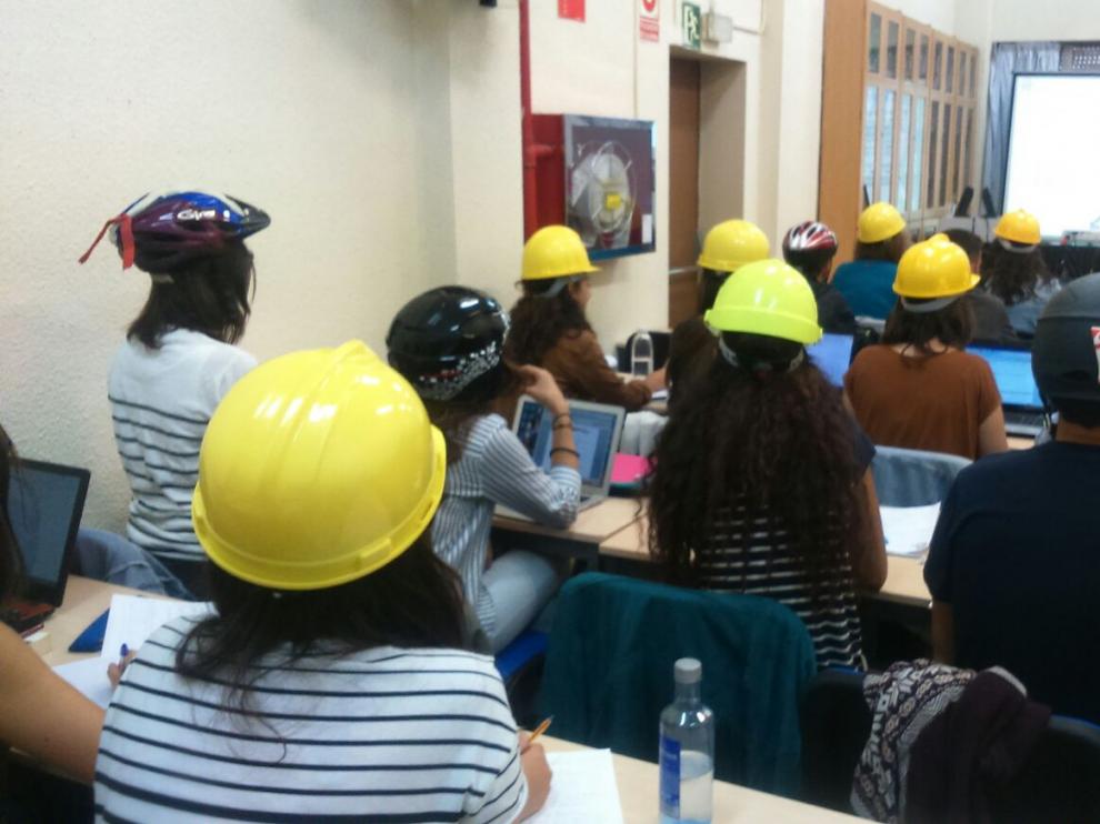 Los alumnos de cuarto curso de Grado en Lenguas Modernas, con casco en clase