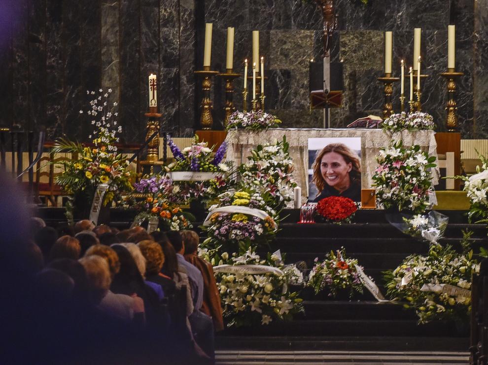 Numerosas personas acudieron al último adió de María Villar