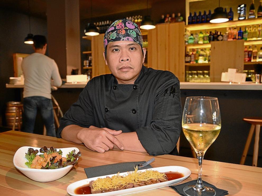 Allan Robles, sushi chef de Ginger Fizz ante algunas de las propuestas que ofrece.