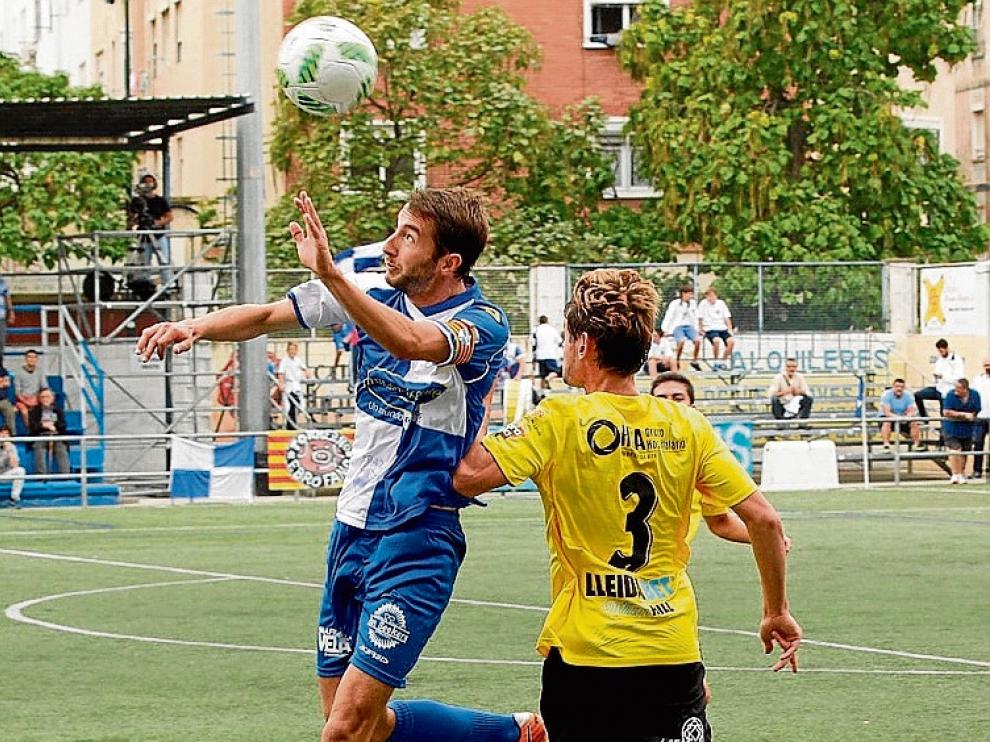 Kevin Lacruz se anticipa a Óscar Rubio.