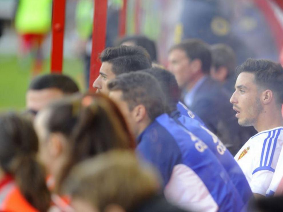 Isaac, con la mirada perdida y rostro de decepción, nada más ser sustituido por Fran el domingo en Soria durante el segundo tiempo ante el Numancia.