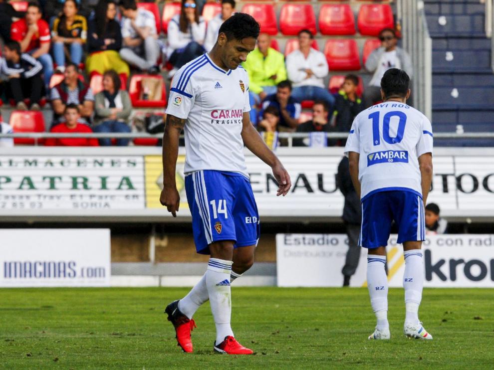Marcelo Silva, cabizbajo, durante la segunda parte del partido de Soria ante el Numancia. Al fondo, Javi Ros.