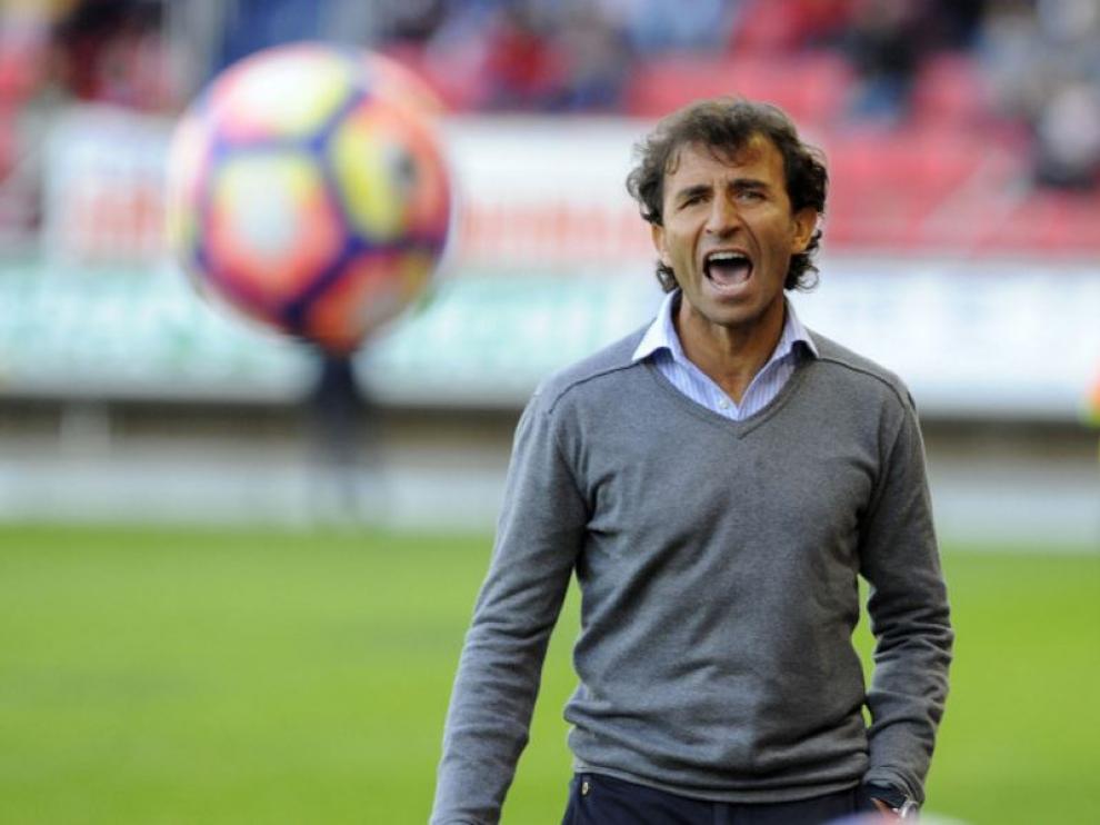 Luis Milla grita con fuerza en la banda de Los Pajaritos en un momento de la segunda parte del partido ante el Numancia.