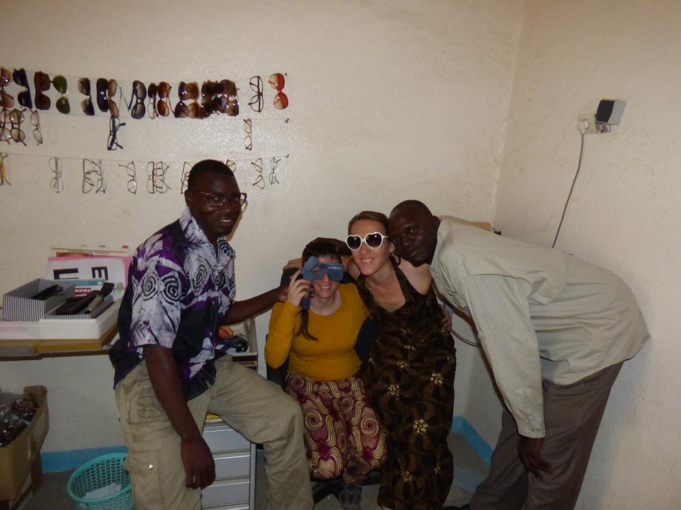 Almudena Bea Martínez, de 28 años, en la consulta del hospital de Bébédjia, en Chad.