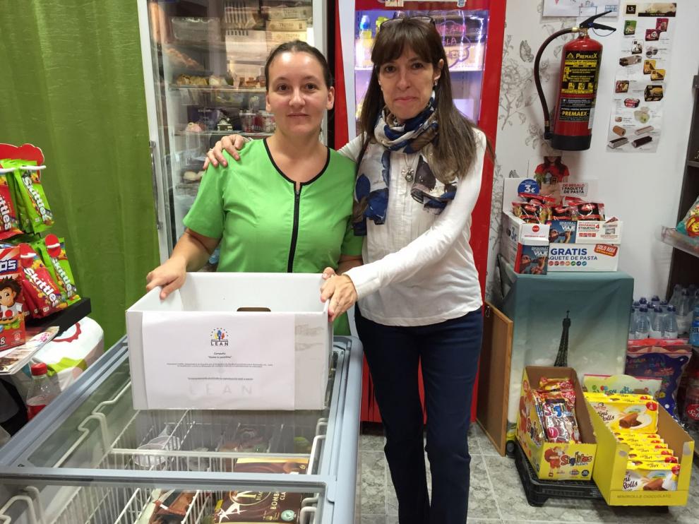 María Jesús Pomed y Julia Calvo en la panadería que recoge medicamentos para Venezuela