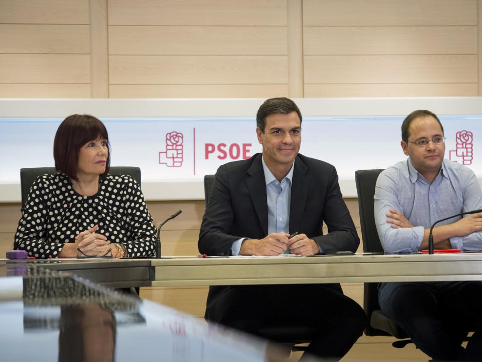 La presidenta, el secretario general y el secretario de Organización del PSOE, Micaela Navarro, Pedro Sánchez y César Luena, respectivamente, durante la reunión de la Ejecutiva del partido, hoy en Ferraz, para convocar el Comité Federal del 1 de octubre
