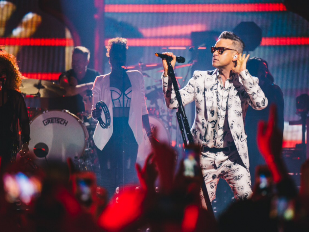 Robbie Williams tiene una disputa con Jimmy Page por una reforma que el primero quiere hacer en su vivienda.