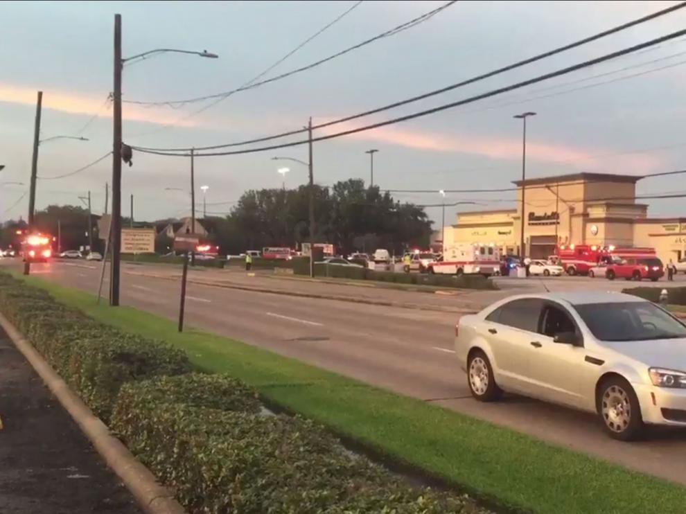 Vehículos de Emergencia acuden a la zona donde se produjo un tiroteo en Houston este lunes 26 de septiembre