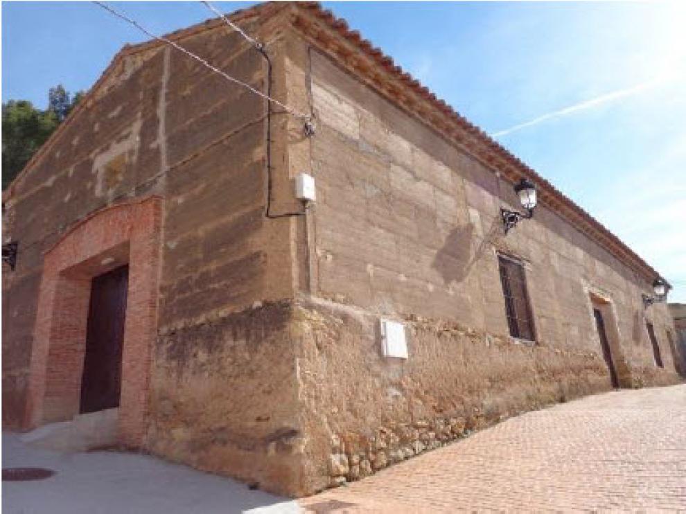 Edificio en Burbáguena con pilares y revestimiento exterior de Yeso.