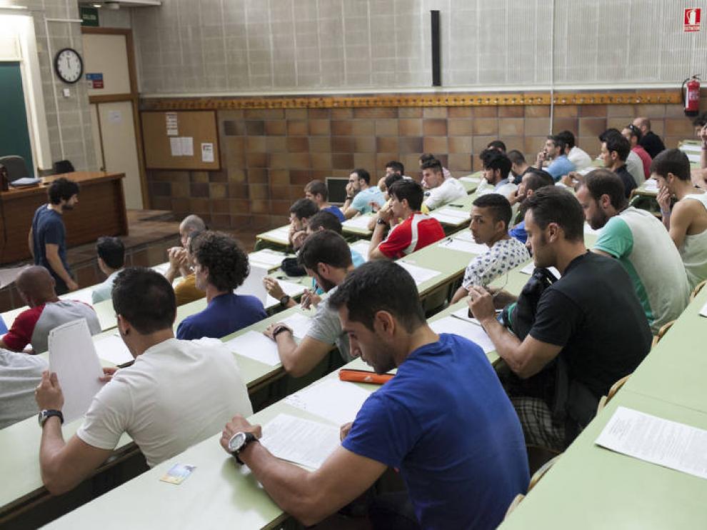 Primer examen de la oposición de bombero del Ayuntamiento de Zaragoza, el 27 de julio.