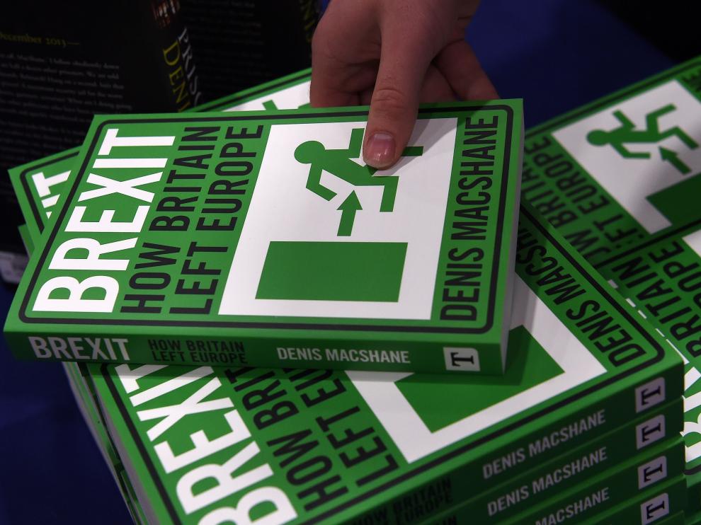 Libro sobre 'Cómo Reino Unido dejó a la Unión Europea' repartido durante un encuentro del Partido Laborista