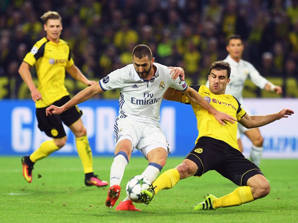 El jugador del Real Madrid Karim Benzema (c) disputa el balón con Sokratis Papastathopoulos (d), del Dortmund,