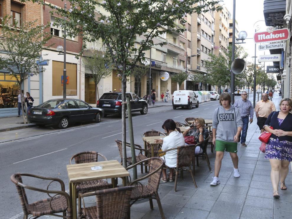 Coches estacionados en la calle Zaragoza, una de las vías peatonales de Huesca.