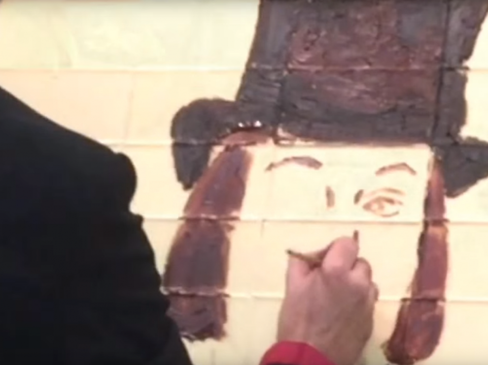Diego Zappa pintando un cuadro con chocolate
