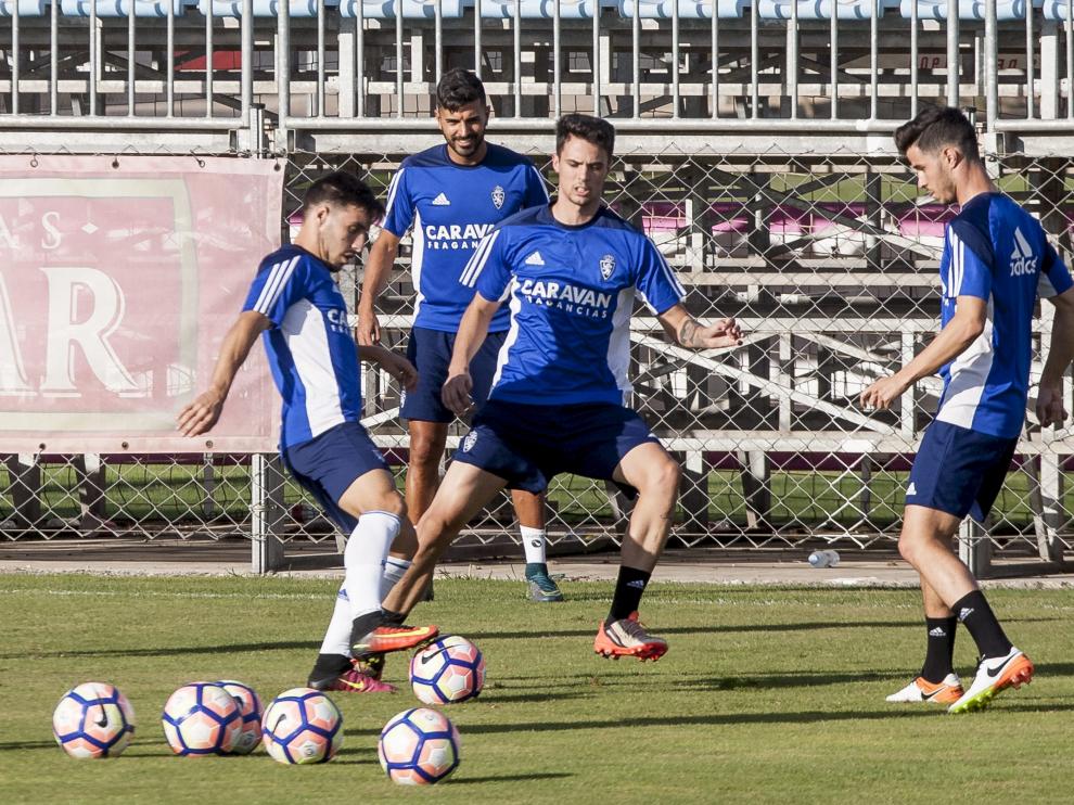 Rondo entre varios jugadores en la vuelta en al trabajo.