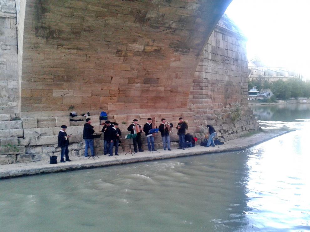 Imagen de archivo de un concierto bajo el puente de Piedra