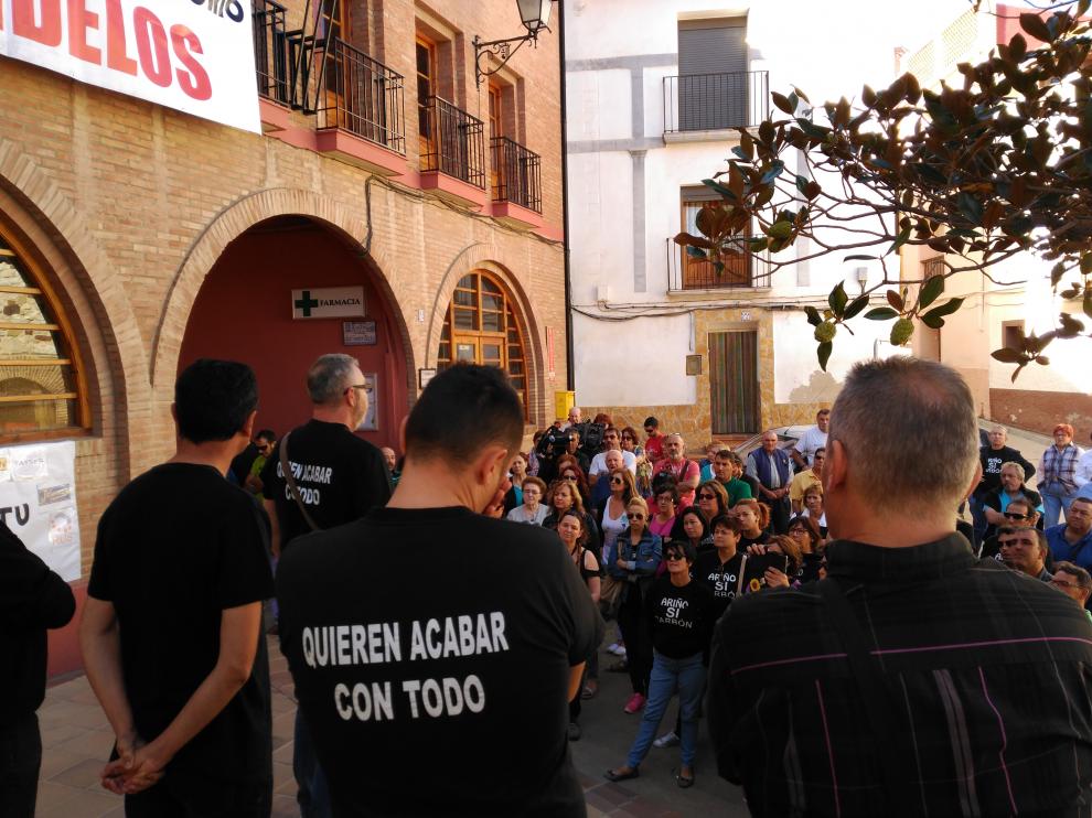 Otras cinco personas relevarán hoy a los encerrados ayer y saldrán mañana a las once.