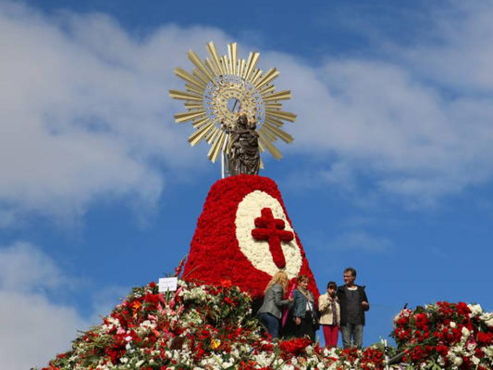 El PP pide que los zaragozanos puedan seguir accediendo al manto de la Virgen del Pilar para fotografiarse.