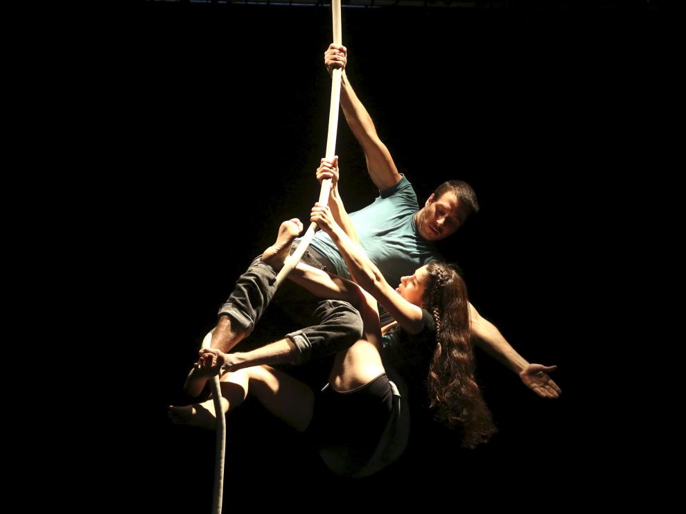 Los acróbatas Toni Gutiérrez y Mila Martínez durante el espectáculo de cuerda lisa.