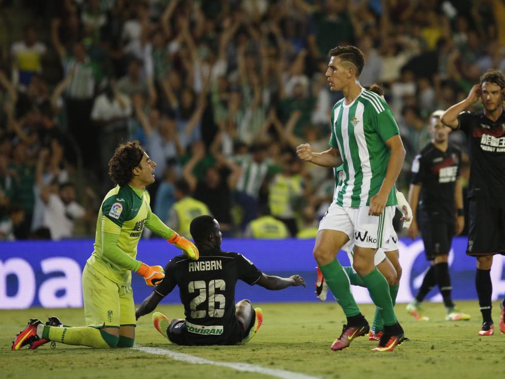 Álex Alegría con la elástica del Real Betis ante el Granada
