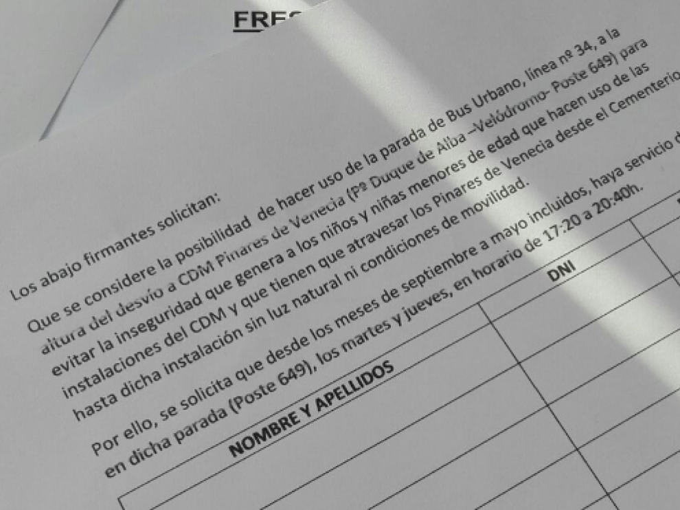 Hoja de firmas para conseguir una nueva parada a la altura del CDM Pinares de Venecia.