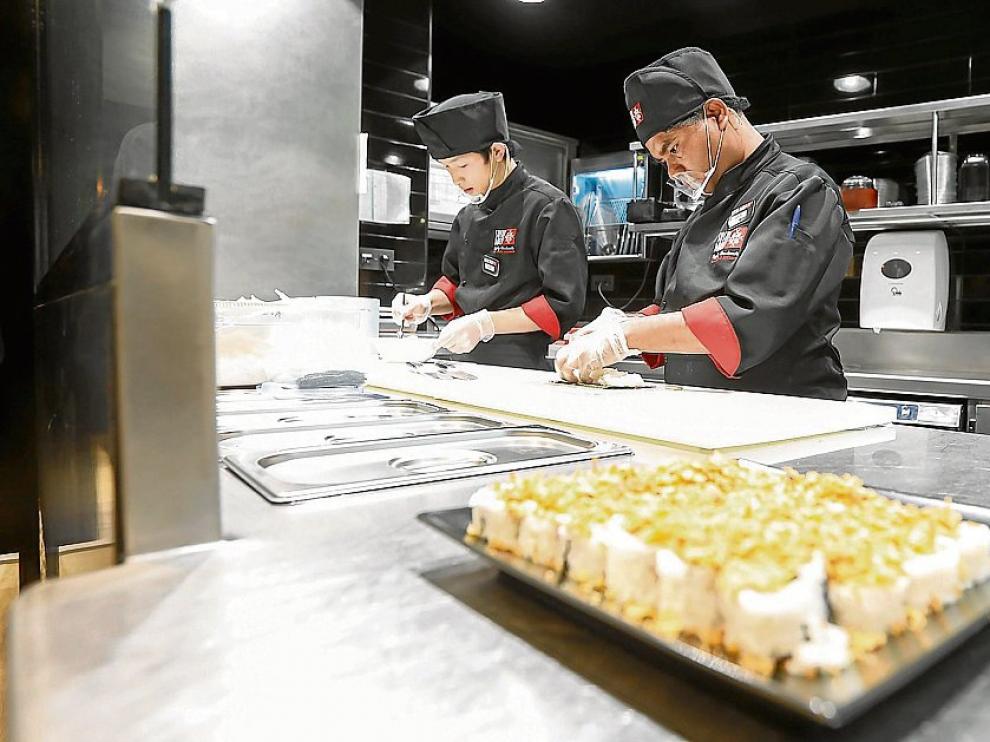 La cocina del restaurante está acristalada para observar la preparación de los alimentos.