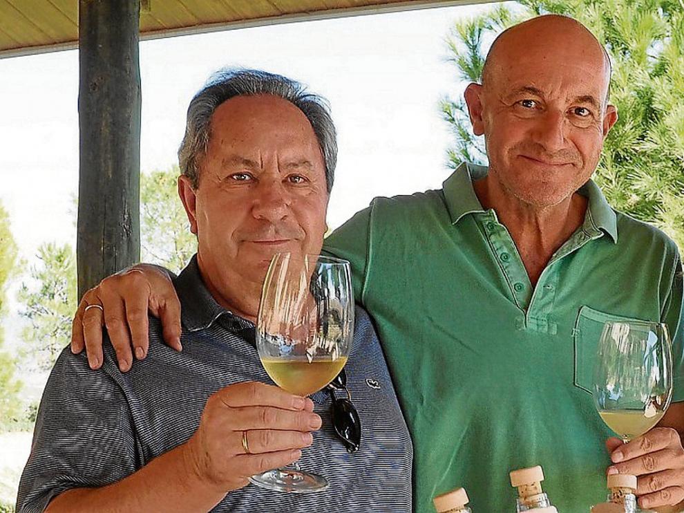 Jesús Sesé, Jesús Artajona y Marta Serrano, en el merendero de Enate, con los nuevos vinos de la cosecha 2016.