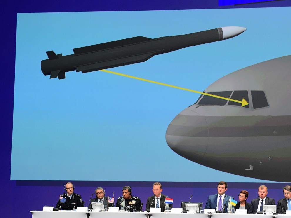 Miembros del Equipo de Investigación Conjunto (JIT) intentan esclarecer lo sucedido con el vuelo MH17