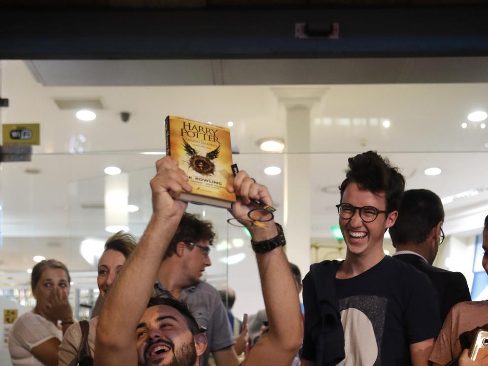 Más de 200 fans trasnochan en Madrid para conseguir lo último de Harry Potter