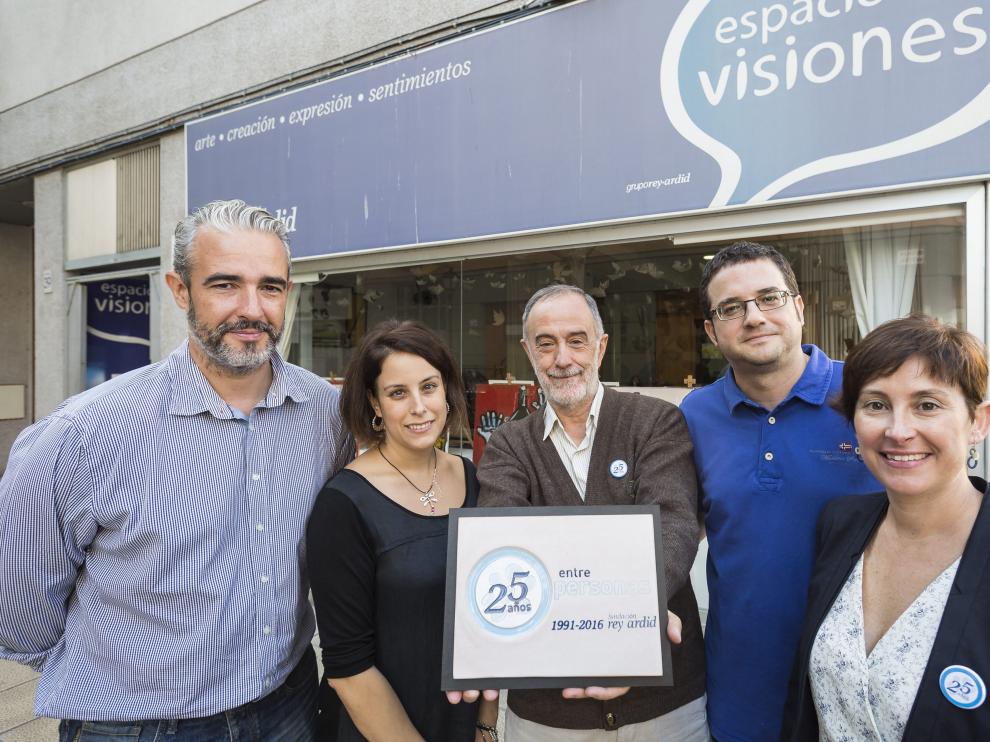 Una imagen por las bodas de plata. Miembros de la Fundación Rey Ardid exhibieron ayer el logotipo diseñado con motivo de su 25 aniversario, frente al Espacio Visiones.