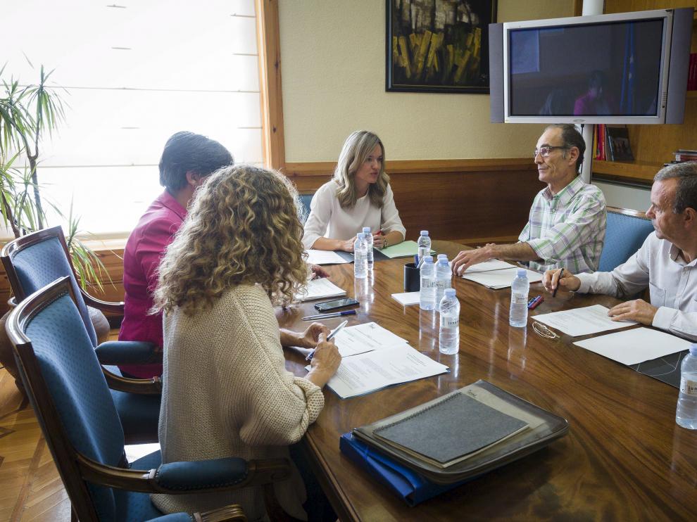 La consejera Pilar Alegría preside el patronato que ayer decidió los ocho contratos.