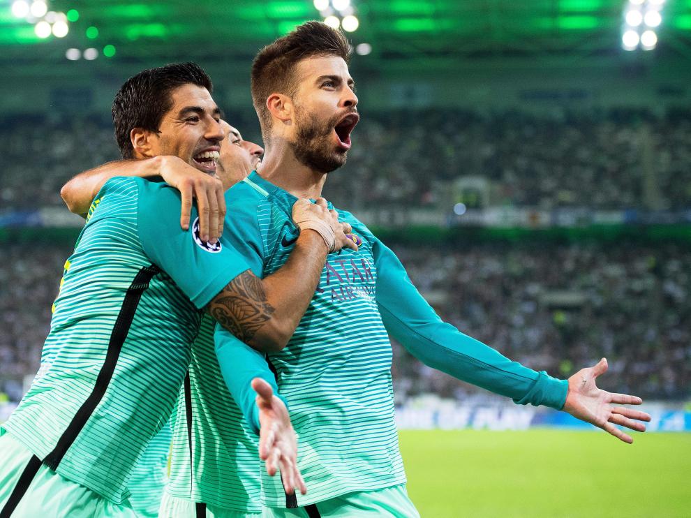 Piqué y Luis Suárez tras anotar un gol