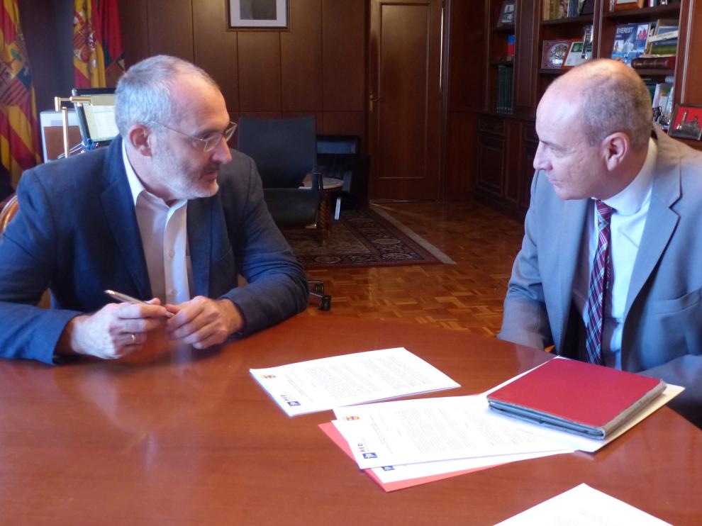 Burrell y Lallana, este martes, en la firma del convenio.