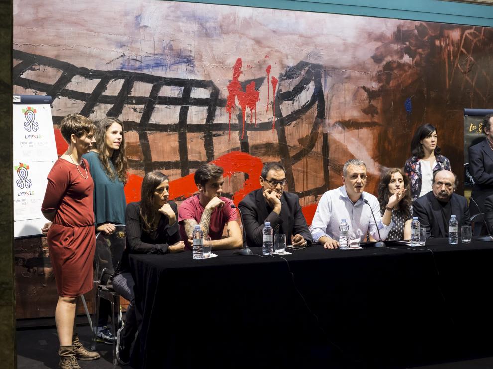 Rueda de prensa multitudinaria en el Teatro Principal. Los artistas de 'Lypsis', a la izquierda, y los de 'La extinta poética', a la derecha