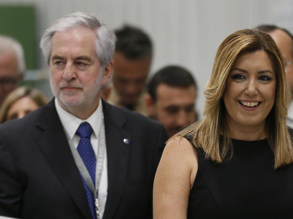 La presidenta de la Junta de Andalucía, Susana Díaz, durante su visita hoy a la planta de Airbus en Puerto Real (Cádiz).