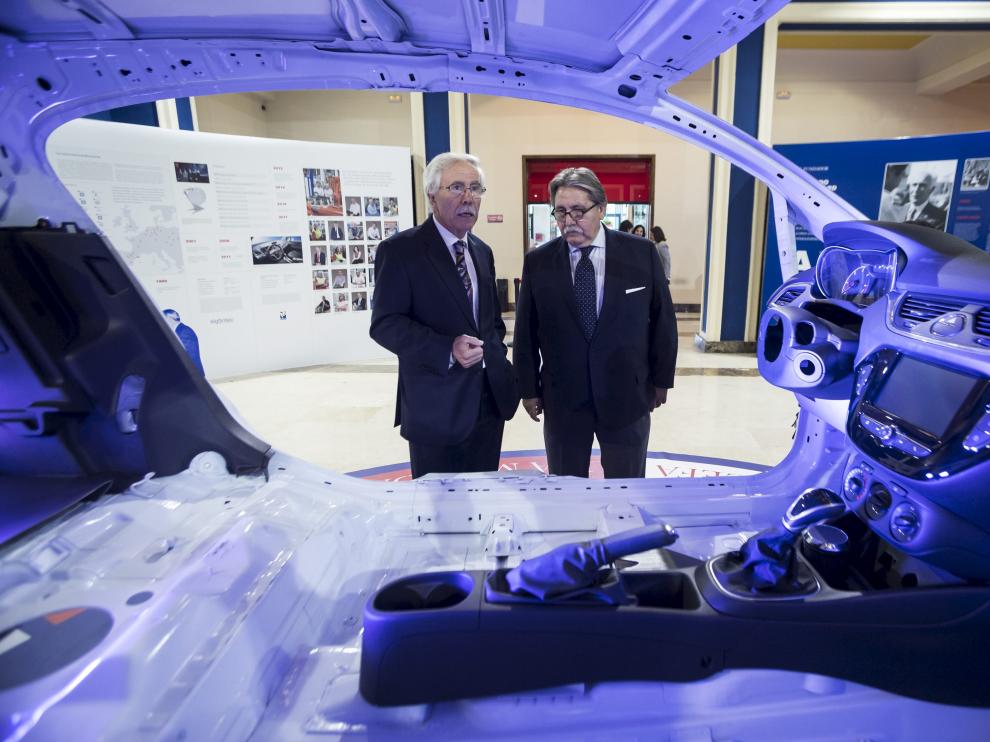 Blanchard y Teruel observan el interior de un Corsa con las piezas fabricadas por CEFA, ayer.