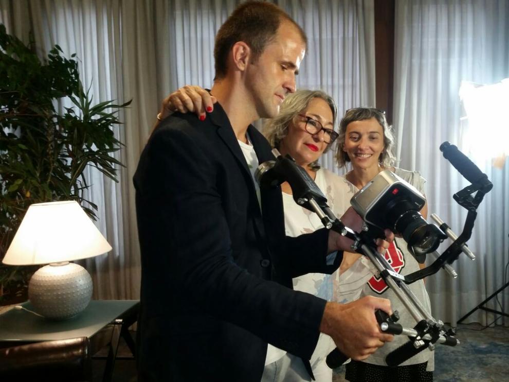 El director Maxi Campo revisa una toma junto a la actriz Luisa Gavasa (en el centro)