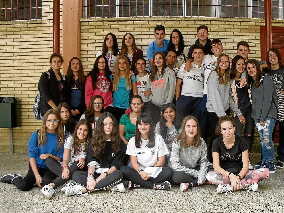 Alumnos del instituto Reyes Católicos de Ejea que participan en el pograma 'Hermanos Mayores'.