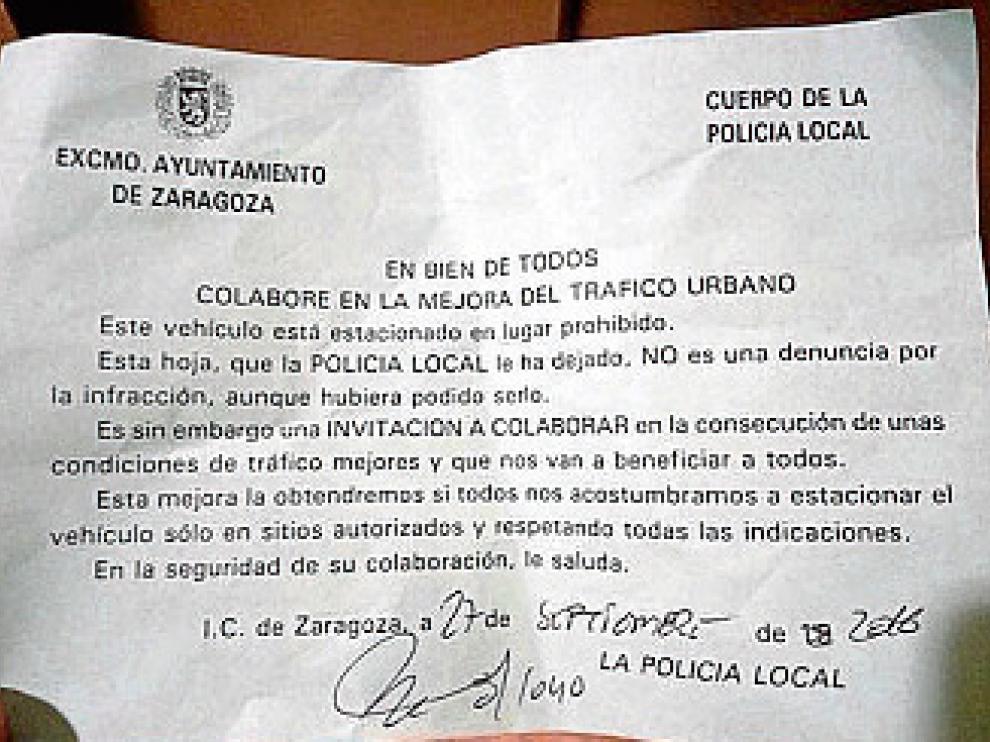 Nota de apercibimiento por aparcar en un sitio prohibido.