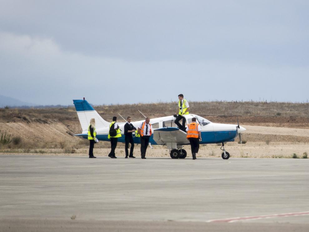 Cuatro alumnos y dos instructores, ayer en una avioneta de prácticas.