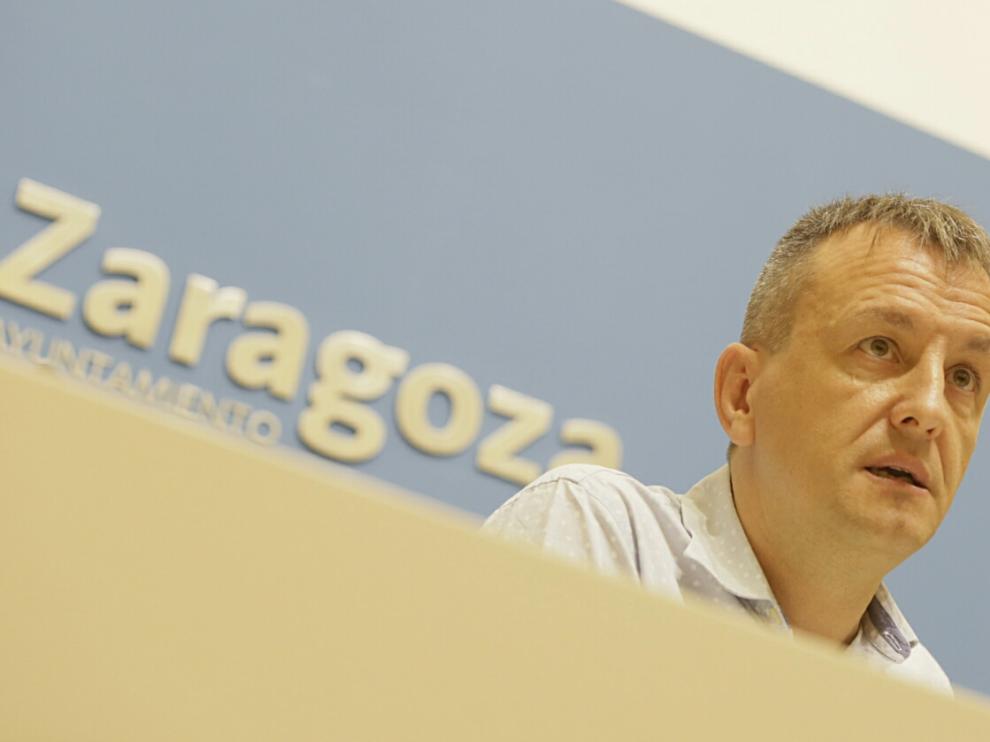 El concejal de Hacienda, Fernando Rivarés, durante la rueda de prensa en el Ayuntamiento de Zaragoza.