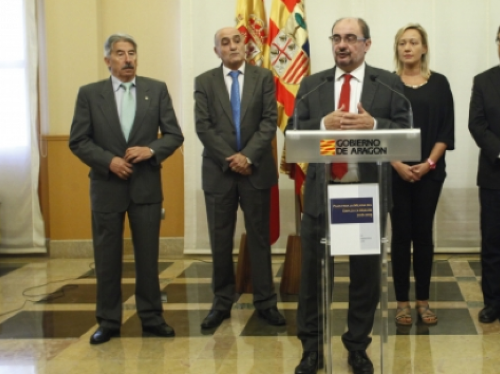 El presidente del Gobierno aragonés, Javier Lámban, acompañado por los agentes sociales en el Salón de Columnas de la DGA