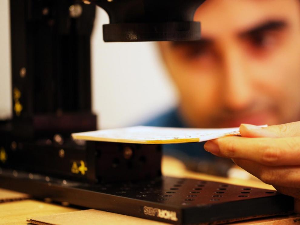 Científicos del MIT Media Lab y del Instituto de Tecnología de Georgia trabajan en un sistema de imagen capaz de leer un libro sin tocarlo.