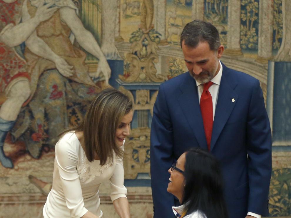 Los Reyes saludan a Teresa Perales.