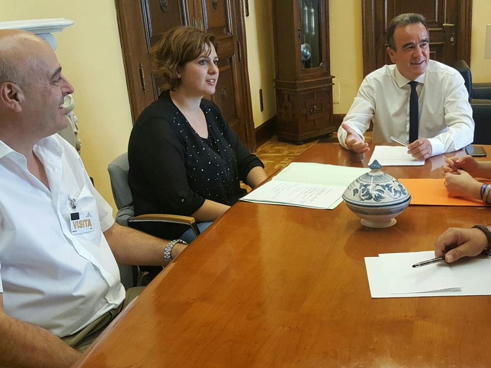 La alcaldesa de El Frasno, Raquel Naranjo, y otros concejales de la localidad se han reunido con el presidente de la Diputación de Zaragoza.