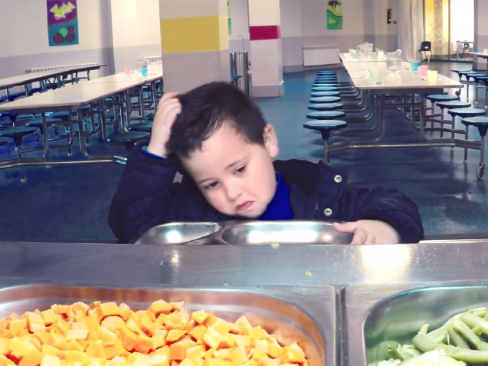 Un niño ante la comida a base de vegetales, en el vídeo de Sojasun.