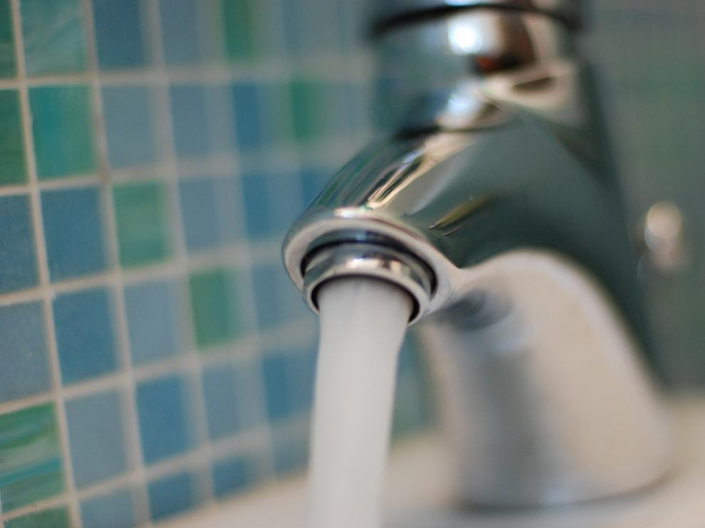 Barcelona y Murcia desembolsan 510 y 502 euros al año en agua