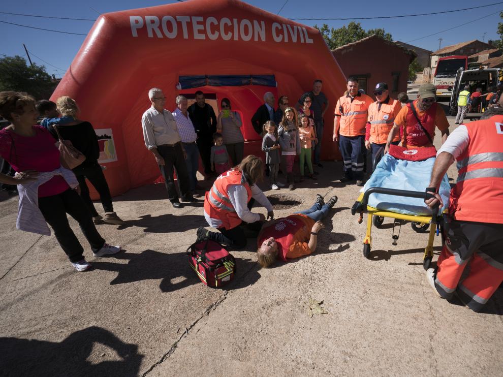 Los equipos de Cruz Roja atienden a una persona que simula un desmayo en El Campillo.